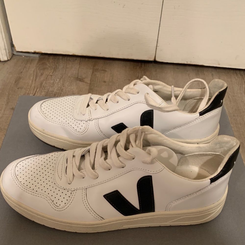 Veja White & Black Classic Shoe
